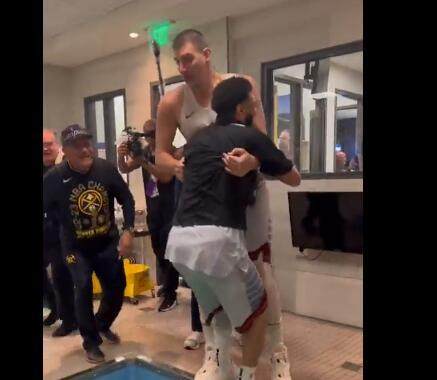 开云在线-掘金庆祝夺冠：约基奇狂饮酒+整蛊穆雷 马龙吻爱徒