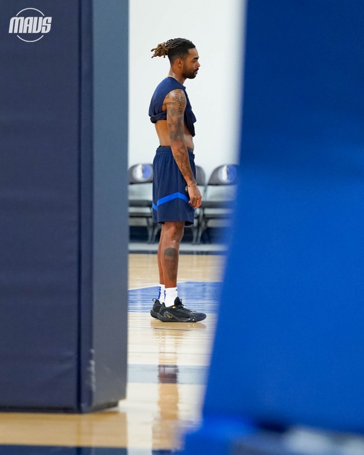 开练&amp;期待新赛季！独行侠官方晒新援拉塞尔多张训练照