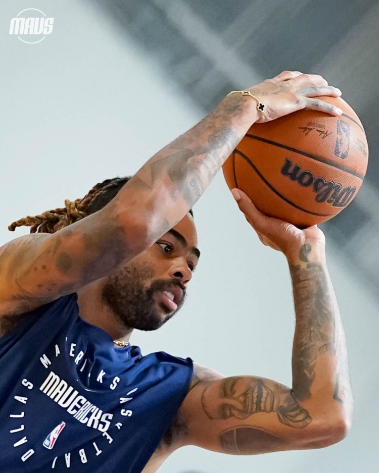 开练&amp;期待新赛季！独行侠官方晒新援拉塞尔多张训练照