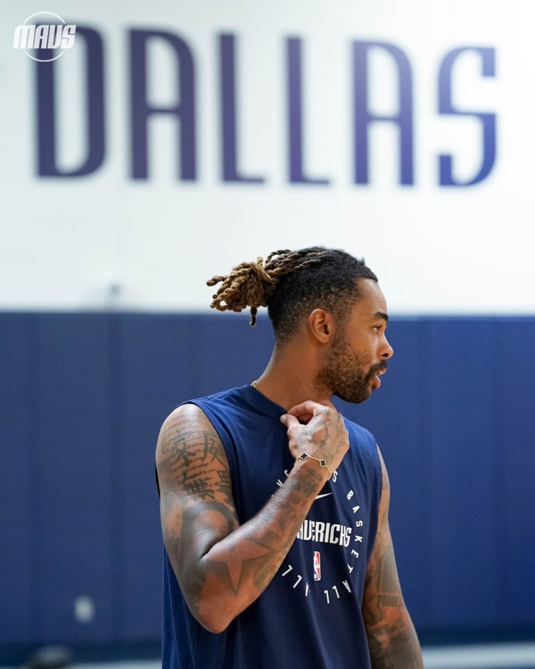 开练&amp;期待新赛季！独行侠官方晒新援拉塞尔多张训练照