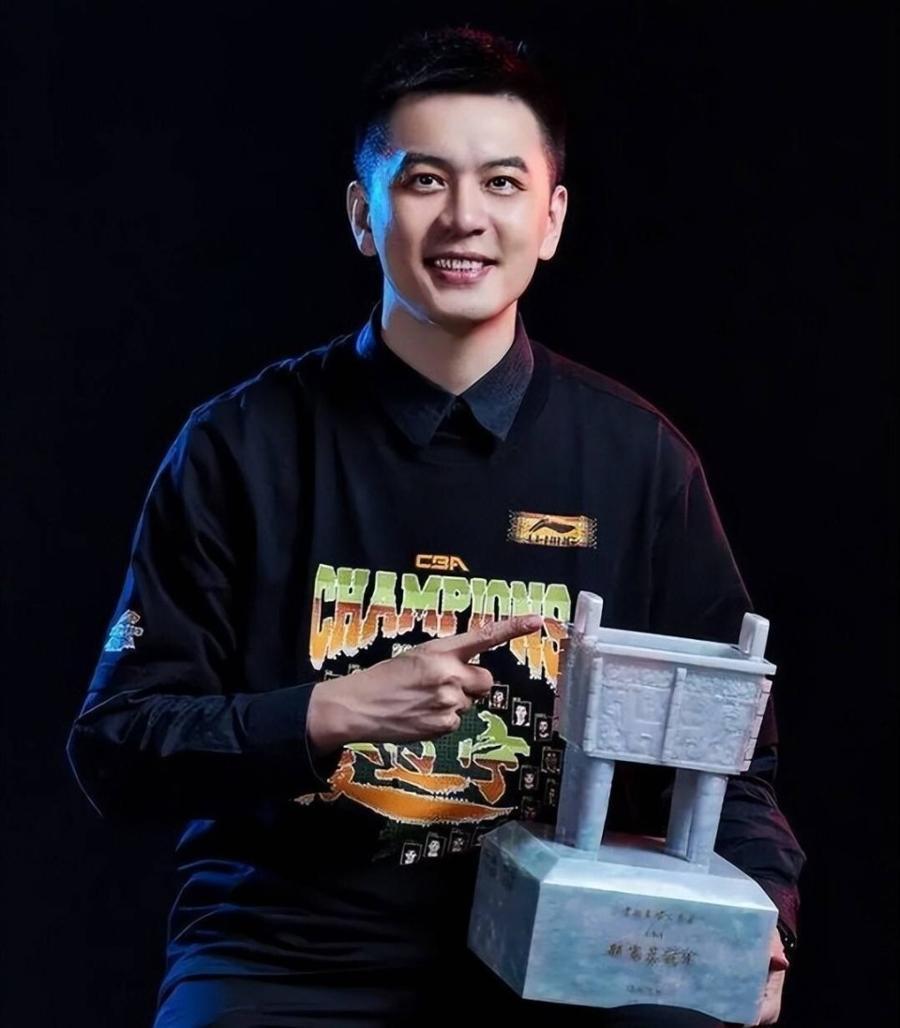 开云体育-CBA最帅的教练也下课了!辽宁男篮宣布杨鸣因个人身体原因辞职